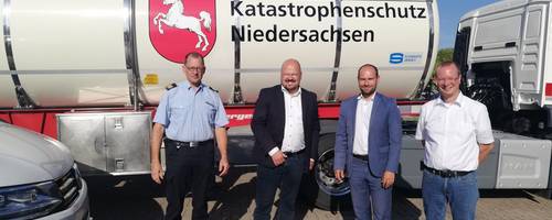 Ulrich Marquart, Kai Eggert, Mirko Temmler, Sebastian Osterwald vor einem der drei Trinkwassertank-LKWs des Niedersächsischem Landesamt für Brand- und Katastrophenschutz NLBK
