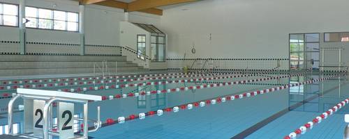 Schwimmhalle mit Bahnen.
