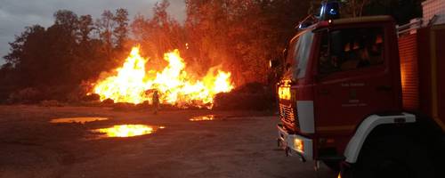 Feuer, welches einen Komposthaufen in Band gesteckt hat.