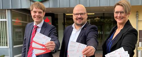 Der Vorstand der AWO Region Hannover, die Geschäftsführerin der Klimaschutzagentur Region Hannover und Laatzens Bürgermeister halten je Gutscheine in die Kamera.