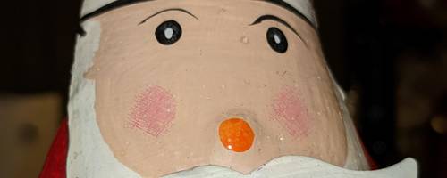 Metallweihnachtsmann im Ausschnitt. ein Teil des Gesichts ist zu sehen.