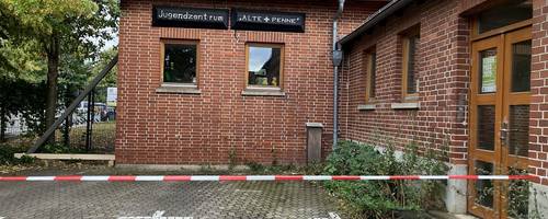 Ein rotes Backsteingebäude wird mit Kantholz seitlich abgestützt.