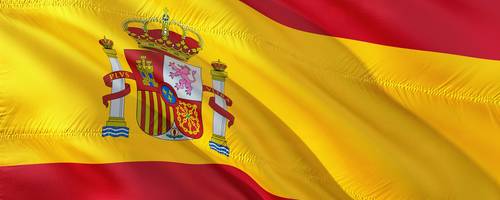 Die Flagge Spaniens weht im Wind.