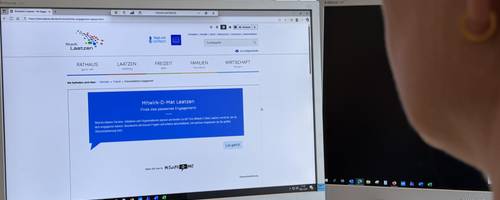 Eine Frau sitzt vor einem Bildschirm.