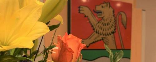 Nahaufnahme des Stadtwappens mit Blumen