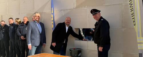 20260410 01 stadt laatzen mit maurerkelle und m rtel b rgermeister kai eggert ortsbrandmeister frank bezdiak und hanke bau gesch ftsf hrer olaf k pper versenken die traditionelle zeitkapsel im gem uer