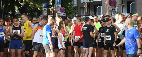 Läuferinnen und Läufer warten in einer Gruppe auf den Start des Leinelaufs.