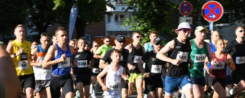 Eine Gruppe Läuferinnen und Läufer auf der Straße