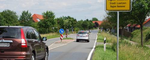 Ortseinfahrt Ingeln mit Ortseingangsschild und Autos