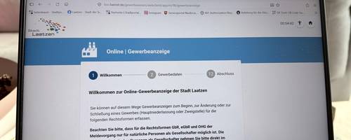 Rechner mit Anmeldemaske für Gewerbemeldungender Stadt Laatzen.