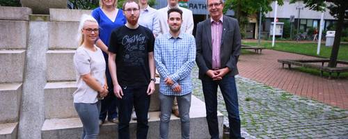 Die Absolventen auf einem Gruppenfoto mit Bürgermeister Jürgen Köhne