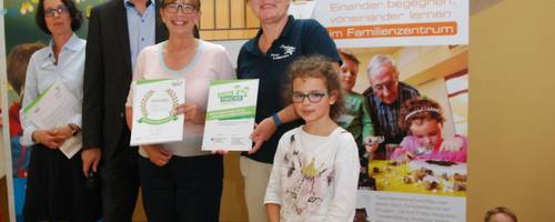 Alexandra Igel-Bree (Netzwerkkoordinatorin der Forscher Kids Region Hannover), Laatzens Bürgermeister Jürgen Köhne, stv. Regionspräsidentin Petra Rudszuck und Kita-Leiterin Christiane Helms Carnio freuen sich im Kreise der Kinder über die Auszeichnung