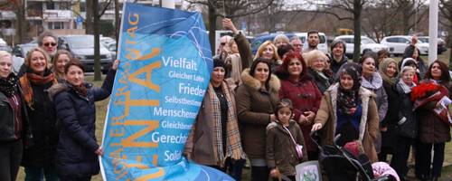 Gruppe von Frauen vor dem Rathaus