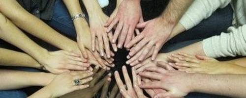 viele Hände bilden einen Kreis