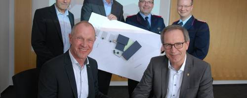 Eine Gruppe unterschreibt einen Vertrag