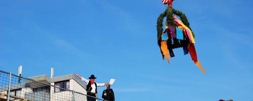 Polier und Feuerwehrfrau auf dem Dach der neuen Fahrzeughalle