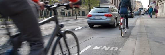 Fußgänger, Radfahrer und Autofahrer im Straßenverkehr