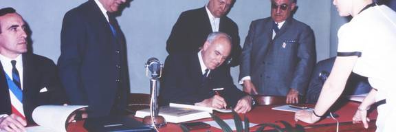 Unterzeichnung der Urkunde am 29.5.1966 in Grand Quevilly