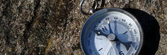 Kompass auf einem Granitstein