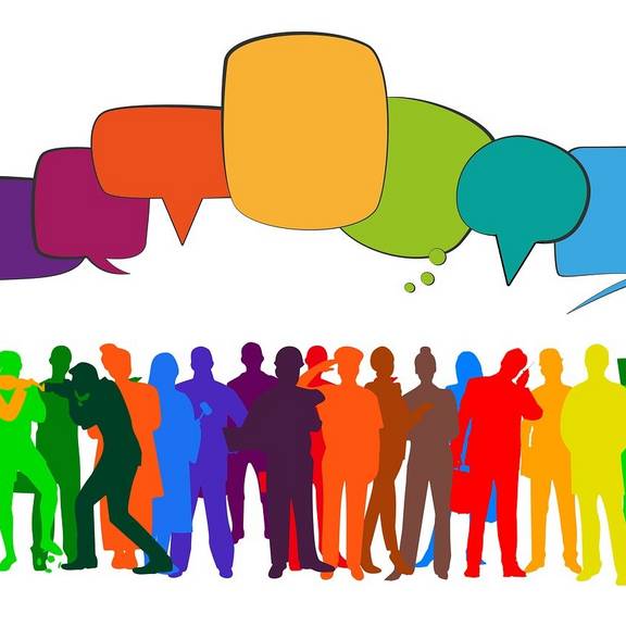 Gruppe bunter gezeichneter Figuren, Sprechblasen über deren Köpfen
