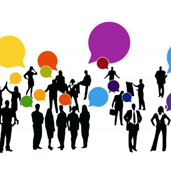 Grafik einer Personengruppe mit Sprechblasen