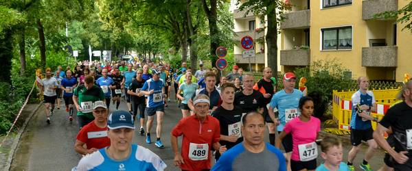 Start des 10km-Lauf beim Laatzen Leinelauf 2016 auf der Alten Rathausstraße
