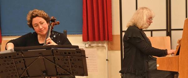 zwei Frauen, eine spielt Klavier, die andere Cello