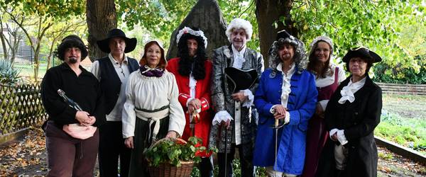 Gruppe der Darstellendenden in Gewandung vor dem Tordenskiold-Gedenkstein