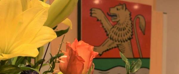 Blumen vor dem Laatzener Stadtwappen