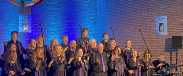 Gruppe von Chorsängern in Chorkleidung bei einem Auftritt