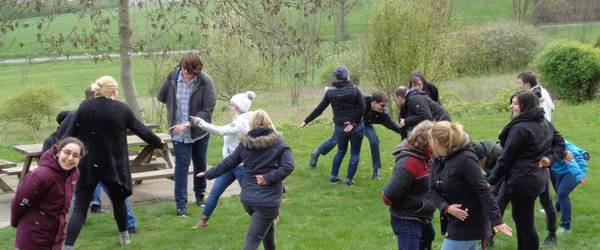 Jugendliche auf der Wiese beim Gruppenspiel