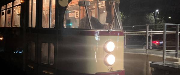 Oldtimer-Straßenbahn mit Schriftzug "Friedenslicht"