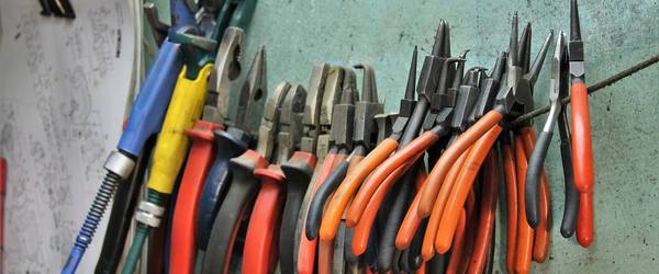 Zangen auf einer Schnur hängendd