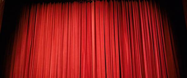 Ein roter Vorhang eines Theaters