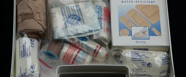 Ein geöffneter Erste-Hilfe-Koffer mit Pflastern und Verbänden