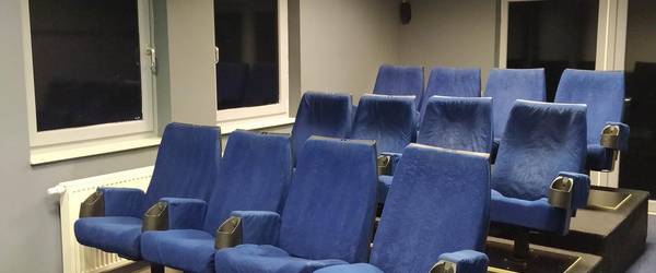 Kinoraum mit Original Kinosesseln