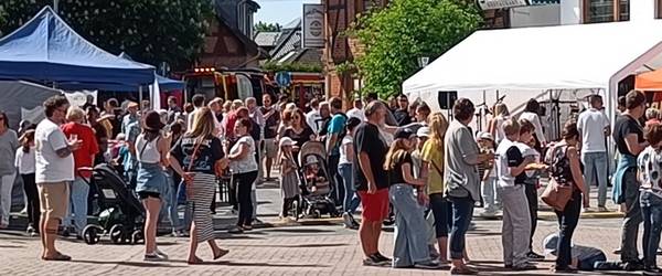 Blick auf das Dorffest mit Besuchenden und Ständen