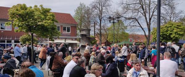 Blick auf den Marktplatz Rethen mit mit Besuchenden und Ständen