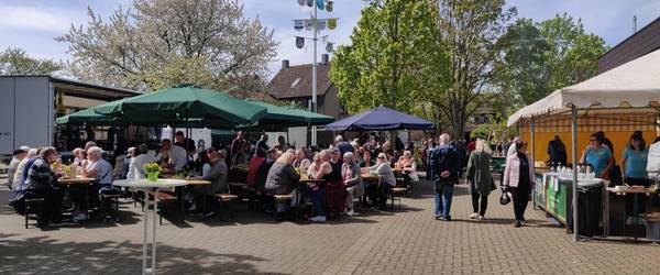 Blick auf den Parkplatz Gleidingen mit mit Besuchenden und Ständen
