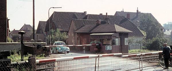 Foto des Bahnübergangs Zentralstraße in Laatzen im Jahr 1972