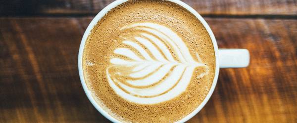 Kaffeetasse mit dekorativem Schaummuster