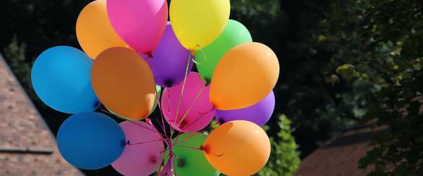 Bunte Luftballons zusammengebunden
