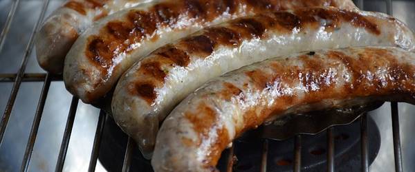 Würstchen auf dem Grill