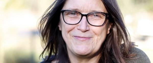 Portrait von einer Frau mit dunkelbraunen Haaren, mittellang und Brille.
