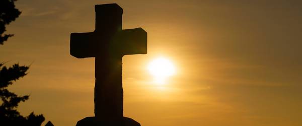 Kreuz im Sonnenaufgang
