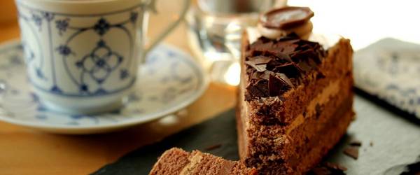 Gedeck mit Kaffee und Kuchen