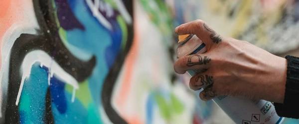 Nahaufnahme Graffitidose beim Sprühen