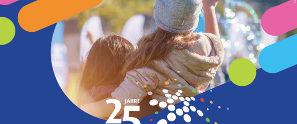 Ein Bild mit einem Kind und Seifenblasen mit Logo und Titel 25 Jahre REgion Hannover.