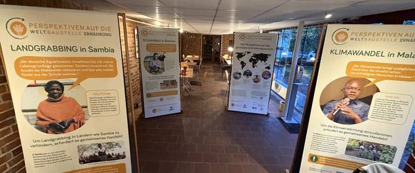 Ausstellungsplakate stehen im Café Exposé zwischen den Tischen