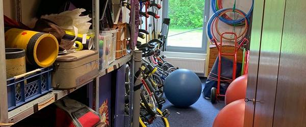 In dem Lager findet sich alles, was der Zirkus benötigt - von Einrädern, Gymnastikbällen hinzu Verkleidungen